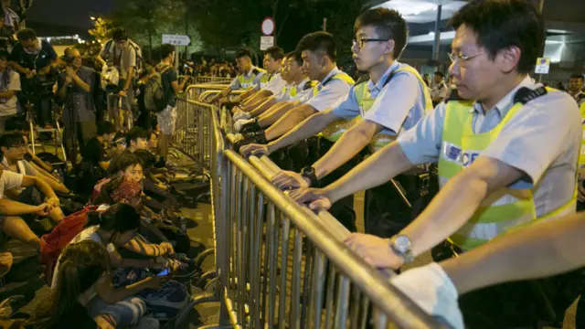 پولیس نے اتوار کے روز مظاہرین پر آنسو گیس کے گولے برسائے لیکن بعد میں طاقت کا استعمال کو ترک کر دیا ہے۔