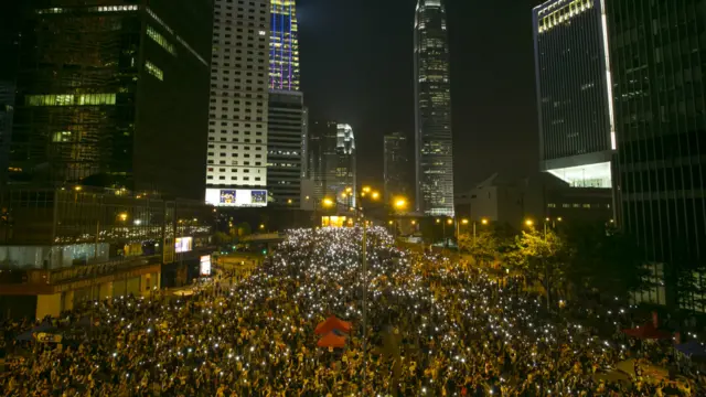 مبصرین کا خیال ہے کہ 1989 میں تیانامن سکوائر کے واقعے کے بعد چین کو جمہوریت کے حامیوں کی طرف سب سے بڑے چیلنج کا سامنا ہے۔