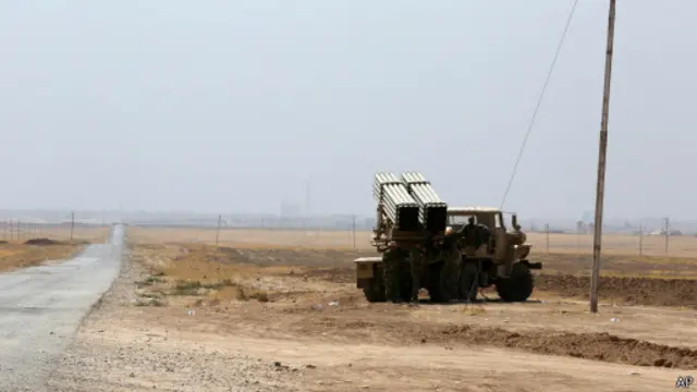 قوات البيشمركة تنصب منصة للصواريخ على الطريق لبلدة ربيعة العراقية قرب حدود سوريا بعد تحريرها من سيطرة تنظيم "الدولة الإسلامية".