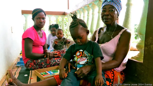 Mamie Kpulum con niños en el centro interino