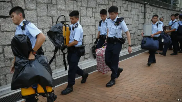 香港警方加强在政府建筑物附近的防备,运送防暴器械。