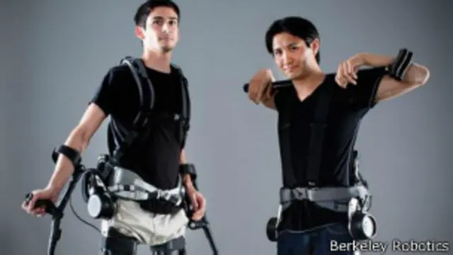 Дэниел Фукучи (справа) и еще один пилот-испытатель лаборатории в Беркли