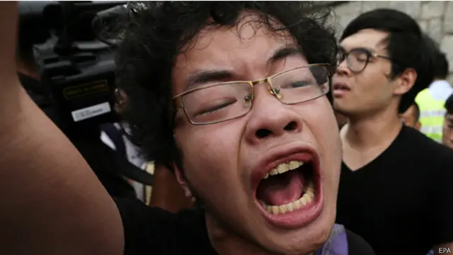 يحتل "المحتجون" عددا من الشوارع