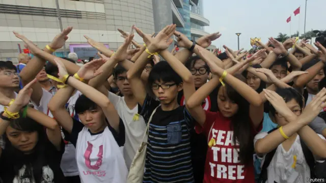 Ditahan 40 jam, polisi terpaksa melepasnya karena upaya memperpanjang penahanannya ditolak pengadilan.