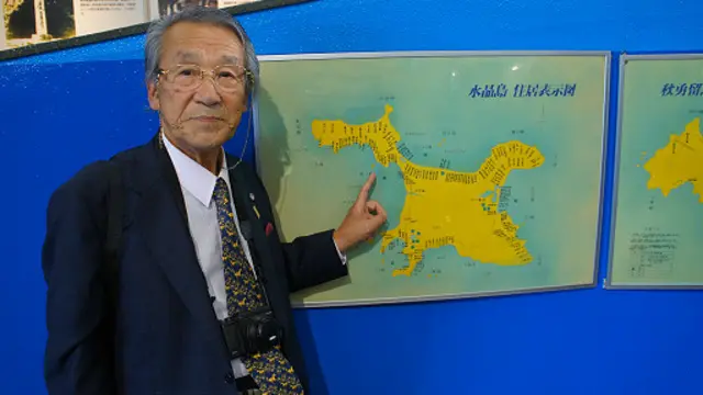 14岁以前生长在齿舞群岛的柏原荣指着水晶岛地图上的户名说“我老家就在这里”