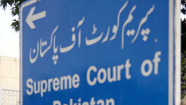 عدالت کا کہنا ہے کہ وہ درخواستوں پر فیصلہ قانون اور آئین کی روشنی میں دے گی