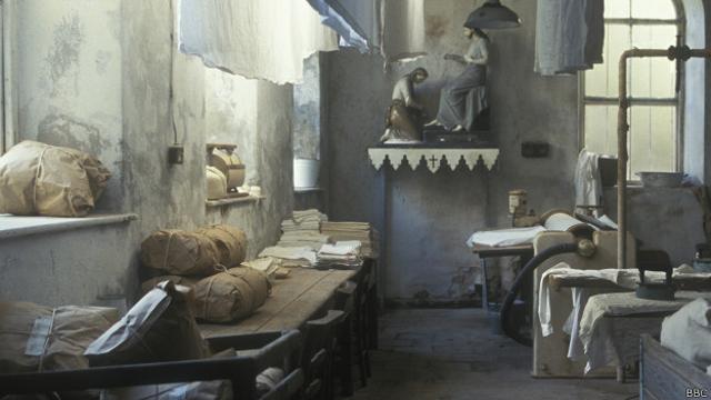 Escena de una lavandería de las Magdalenas en la serie "Pecadoras" de la BBC