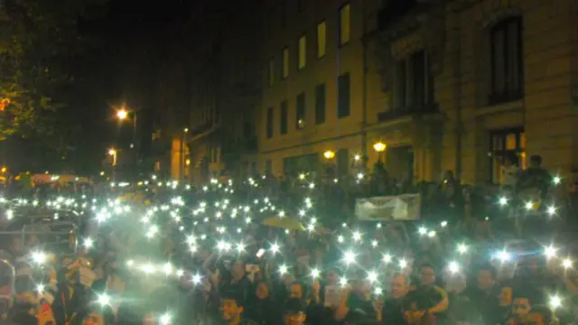 10月1日晚上7时来自香港的大专生在伦敦中国大使馆门外的示威仍在进行，声援远在香港的学生、市民