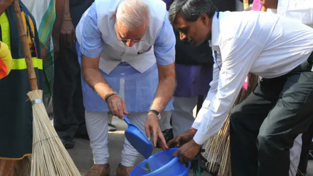 कूड़ा उठाते मोदी
