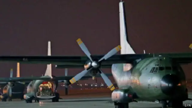 المساعدات الإغاثية تنقل جوا إلى شمال العراق من قاعدة إنجرليك الجوية في تركيا.