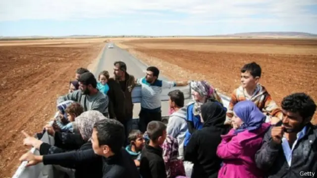 تركيا تسعى جاهدة للتعامل مع اللاجئين السوريين والأكراد الذي يطلبون اللجوء إليها.