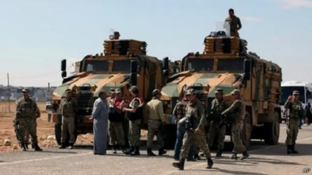 الجيش التركي نشر معدات قرب الحدود السورية مع تقدم مسلحي تنظيم "الدولة الإسلامية".