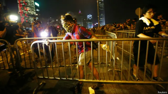 一批示威者响应学联呼吁，堵塞特首办外的添华道，阻止梁振英上班。