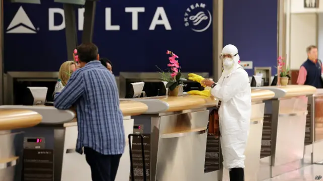 В аэропорту Атланты врач, одетый в защитный костюм в знак протеста против невнимания к опасности Эболы, прошел регистрацию на рейс