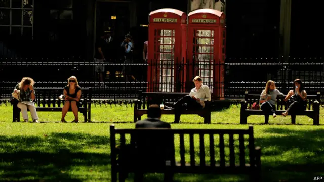 С ростом смартфонов знаменитыми красными будками пользуются все меньше