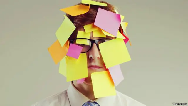 رجل بملصقات على رأسه