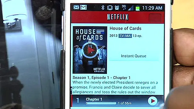 Tayangan Netflix disaksikan menggunakan sambungan internet sehingga bisa ditonton pada telepon seluler.