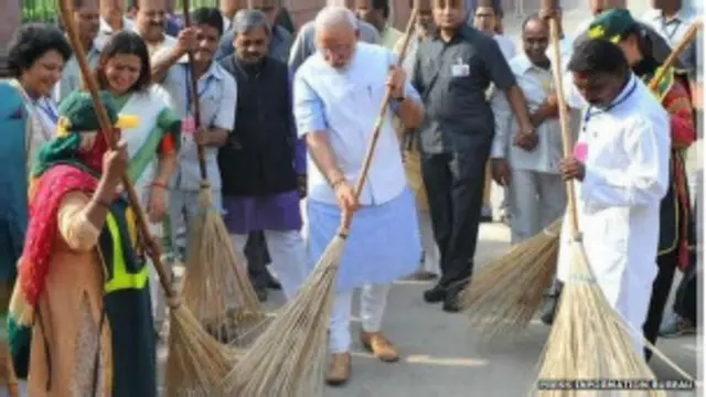 သန့်ရှင်းရေးလုပ်နေတဲ့ ဝန်ကြီးချုပ်မိုဒီ