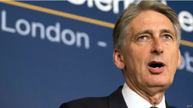 وزير الخارجية البريطاني، فيليب هاموند، خلال مؤتمر صحفي في لندن، يدعو إلى اتخاذ إجراءات عاجلة وحاسمة لمواجهة الفيروس