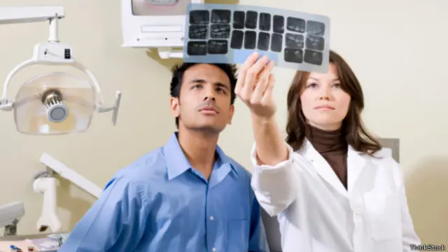 Estudios científicos hablan no tanto de la frecuencia con el dentista como del cuidado diario como factor clave.