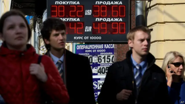 Рубль продолжает ставить отрицательные рекорды