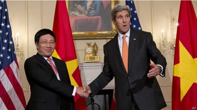 جاء الاعلان عن القرار بعد اجتماع كيري مع نظيره الفيتنامي