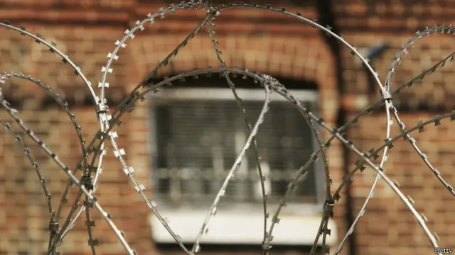 Первоначально администрация тюрьмы поместила Селезнева на спецрежим, где он был бы изолирован от основной массы заключенных