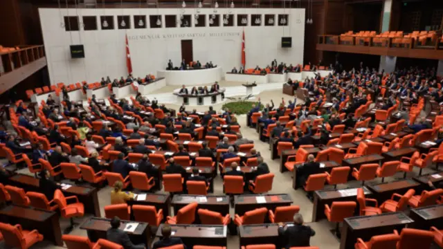 پارلمان ترکیه به دولت اجازه داده برای مقابله با ''گروه‌های تروریستی'' وارد خاک سوریه و عراق شود