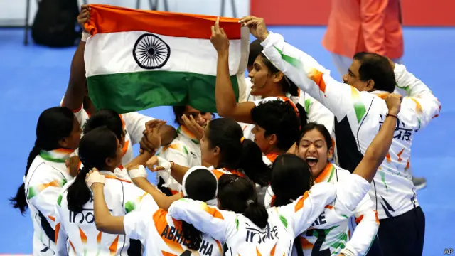 महिला भारती कबड्डी टीम, स्वर्ण जीतने के बाद जश्न मनाते हुए