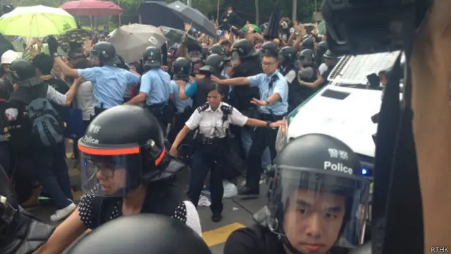 警方與示威者衝撞