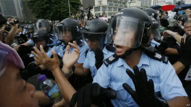 示威者与警方对峙