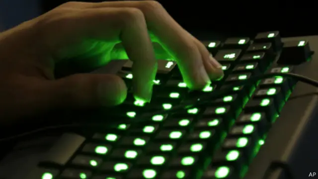 صحفيون فرنسيون يتهمون الناشط الاسرائيلي بشن حملة ضدهم. 