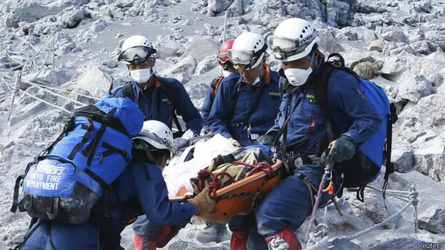 救援人员将遗体抬下山