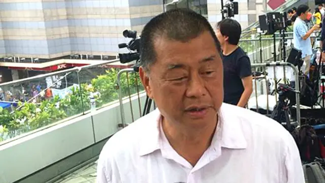 港媒称,几乎在壹传媒被投掷易燃物的同时间,黎智英住宅业遭人投掷汽油弹。