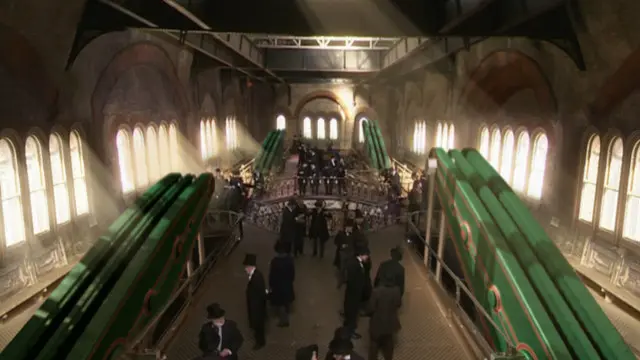 电脑动画显示巴扎尔加提爵士设计的地下水道的抽水站投入使用。