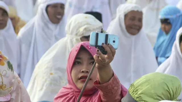 Некоторые религиозные деятели допускают, что желание сделать селфи может свидетельствовать о радости верующего