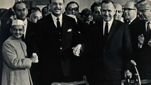 بھارتی وزیراعظم لال بہادر شاستری سنہ 56 کی جنگ کے بعد پاکستان کے ساتھ جنگ بندی کے معاہدے کے لیے تاشقند میں تھے اور معاہدے کے فورا بعد وہیں ان کا انتقال ہوگیا تھا