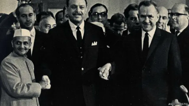 मौत से पहले ताशकंद मे सोवियत संघ के प्रधानमंत्री अलेक्सी कोसीजिन और पाकिस्तानी राष्ट्रपति अयूब ख़ान के साथ शास्त्री. 