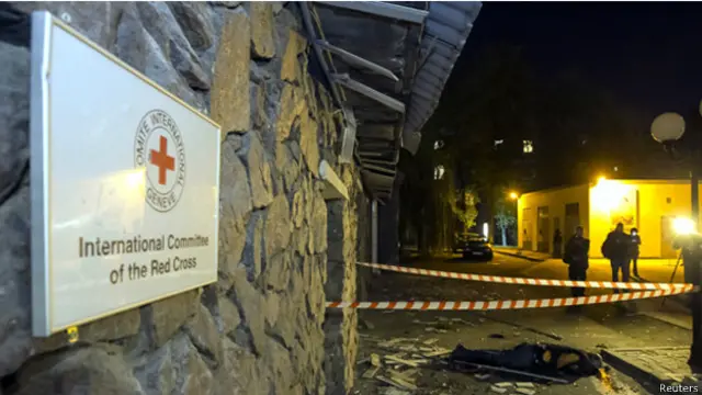 قتل لوران دوباسكيه عندما سقطت قذيفة بالقرب من مقر الصليب الاحمر