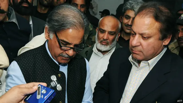 موجودہ وزیر اعظم پر سنہ 1999 میں وفاقی تحقیقاتی ادارے یعنی ایف آئی اے میں غیر قانونی بھرتیوں کا الزام بھی ہے