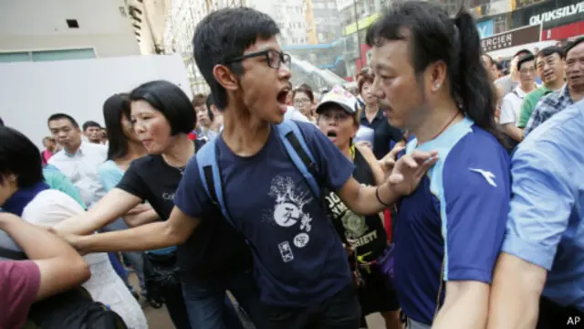 在香港铜锣湾的示威者与试图拆除路障的当地居民发生冲突。