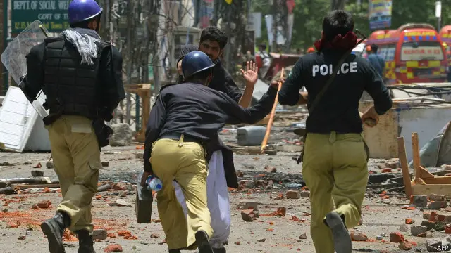 جون میں لاہور کے علاقے ماڈل ٹاؤن میں واقع مہناج القرآن سیکریٹریٹ کے باہر پولیس اور عوامی تحریک کے کارکنوں کے درمیان تصادم میں 14 افراد ہلاک اور 90 کے قریب زخمی ہو گئے تھے