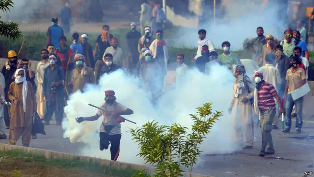 اسلام آباد میں 31 اگست کو شاہراہ دستور پر مظاہرین کے وزیراعظم ہاؤس کی جانب سے مارچ کر تصادم میں 3 ہلاک اور دو سو کے قریب زخمی ہو گئے تھے