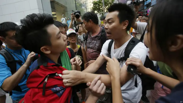香港占中进入到第六天，香港不少地区发生了当地反占中的居民与占中抗议者的冲突。