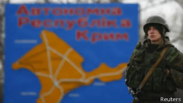 Soldado ruso frente a mapa de Crimea, en marzo de 2014