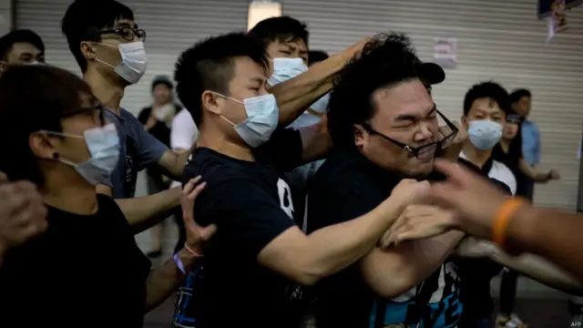 另外两组人群还发生追打的情况。