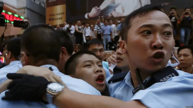 在旺角，更有人受伤，需要警方的护送。