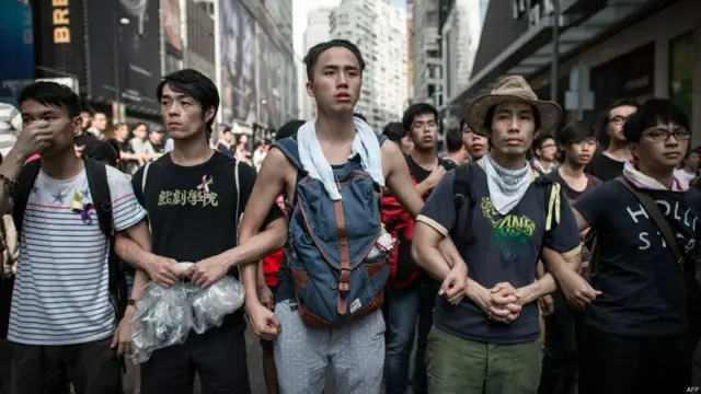 占中行动组织者呼吁 在旺角的集会人士考虑人身安全， 尽快离开旺角