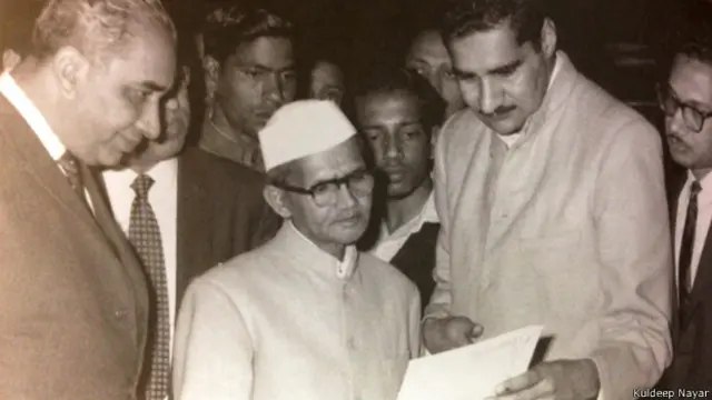 वरिष्ठ पत्रकार कुलदीप नय्यर प्रधानमंत्री लालबहादुर शास्त्री के साथ