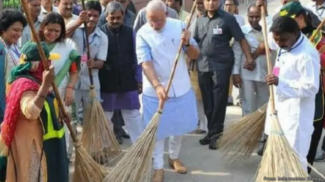 مودی نے کلین انڈیا کمپین بھی شروع کر رکھی ہے